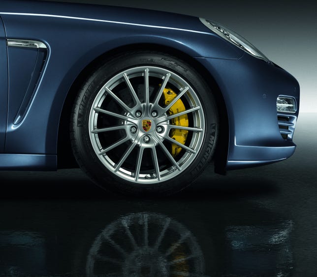The new 20-inch light alloy multi-spoke wheel is 9.5 inches wide on the front axle and 11.5 inches on the rear axle.