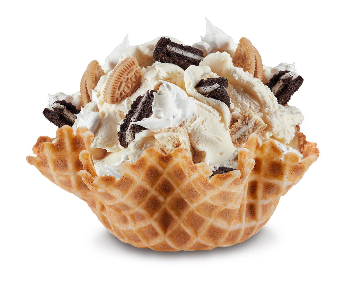 A waffle cone of Cold Stone's Oreo Cookie Goldmine ice cream