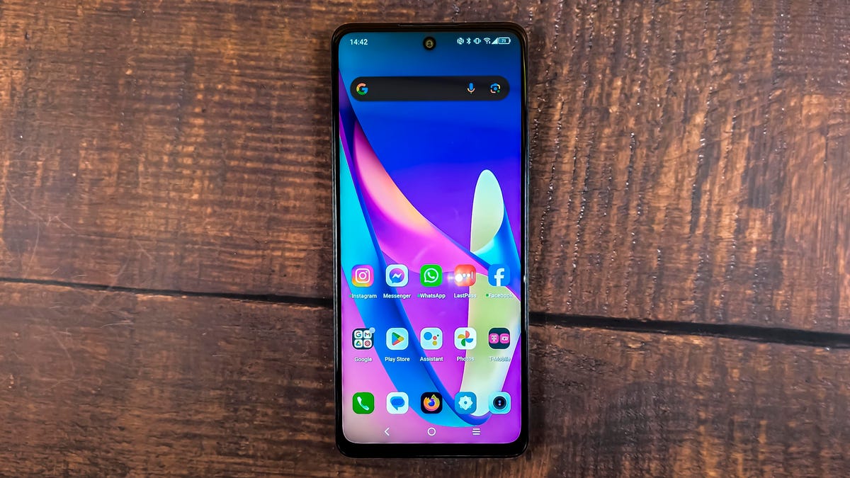Front of the TCL 50 XL 5G on homescreen.