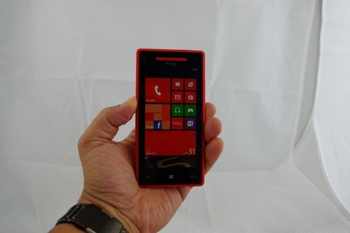 HTC_Windows_Phone_8X_front_red_lightbox.jpg