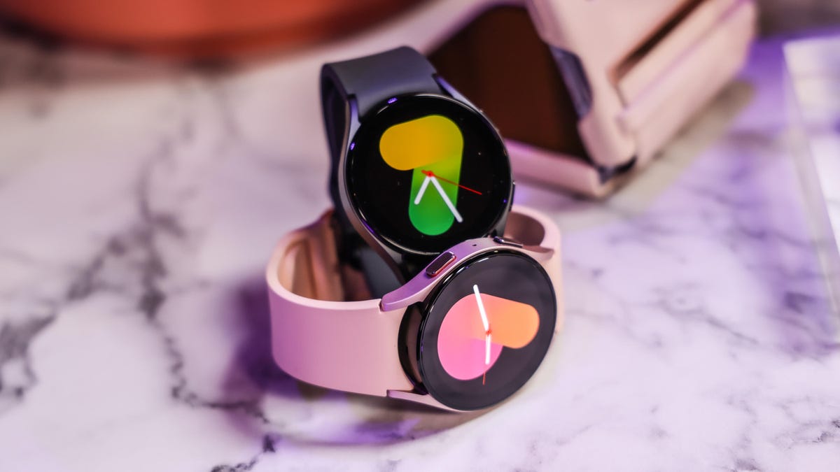 Samsung Galaxy Watch 5, two watches on table