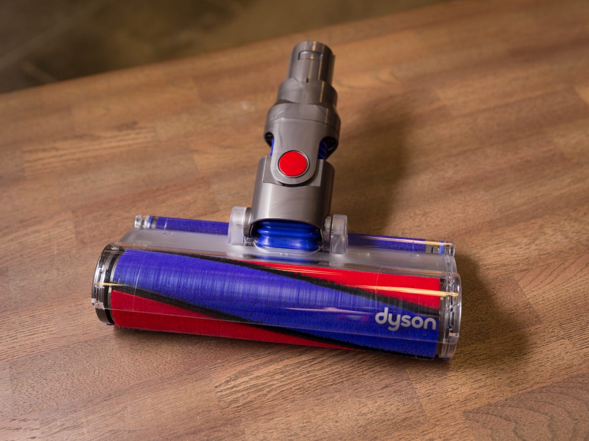 gør dig irriteret spild væk chap Dyson v6 Absolute review: Dyson's high-priced stick vac only has one new  trick - CNET