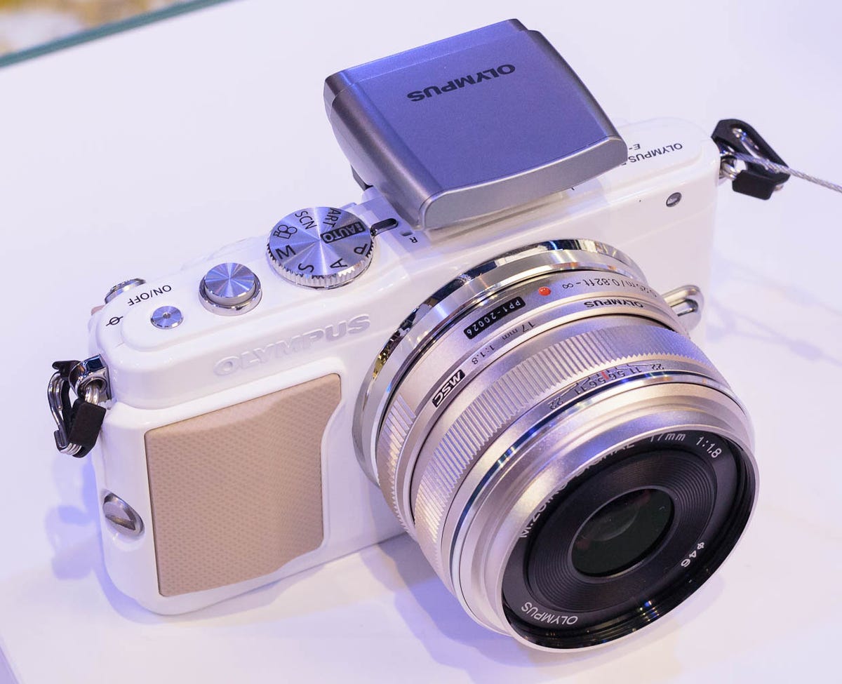 The Olympus Pen E-PL5 is a new arrival in the Micro Four Thirds family that Olympus and Panasonic launched to start the "mirrorless" movement for compact digital cameras with interchangeable lenses.