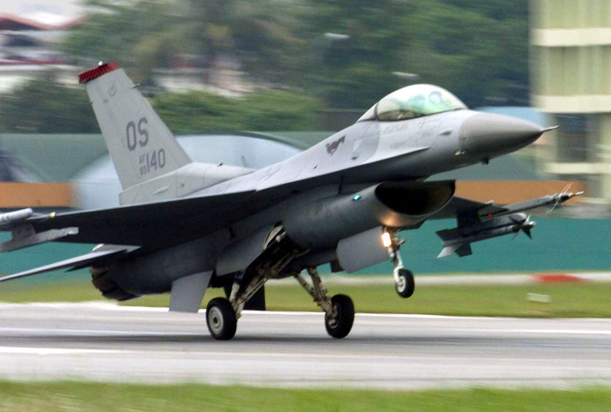 General Dynamics F-16 Fighting Falcon landing on a runway