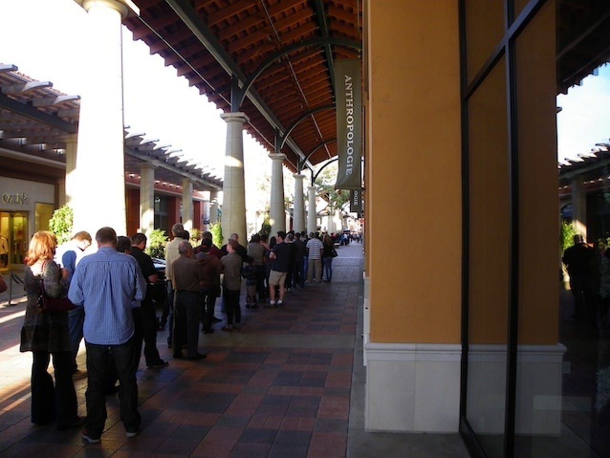 An Apple store in Simi Valley, Calif., a suburb of Los Angeles, last week. The line extends to the vanishing point in the photo.