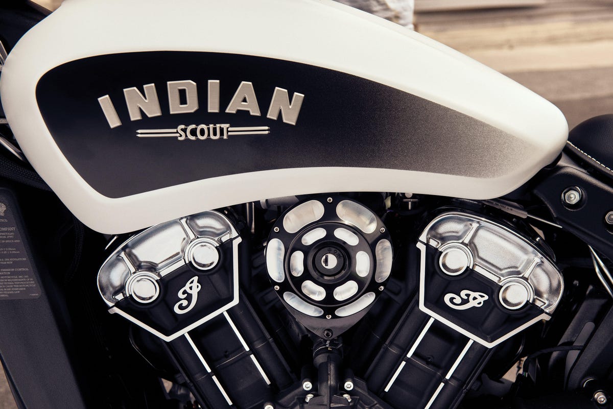 2019-indian-scout-bobber-accessorized-22