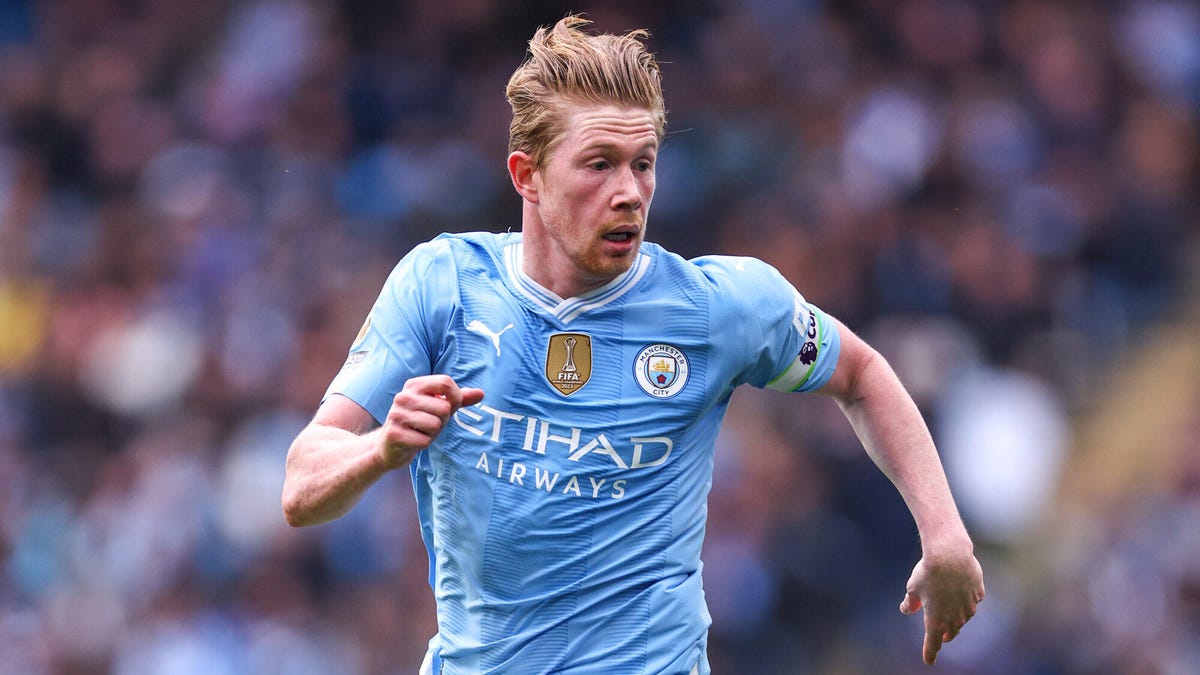 Kevin De Bruyne of Manchester City running, looking over to his left.