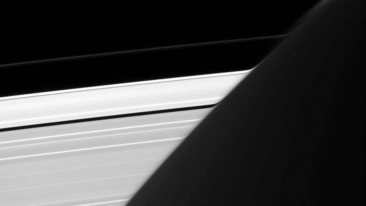 Saturn&apos;s bent rings