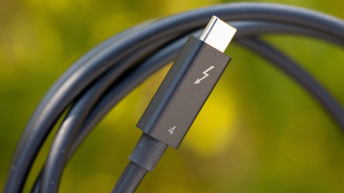 A Thunderbolt 4 cable sporting the technology&apos;s lightning logo