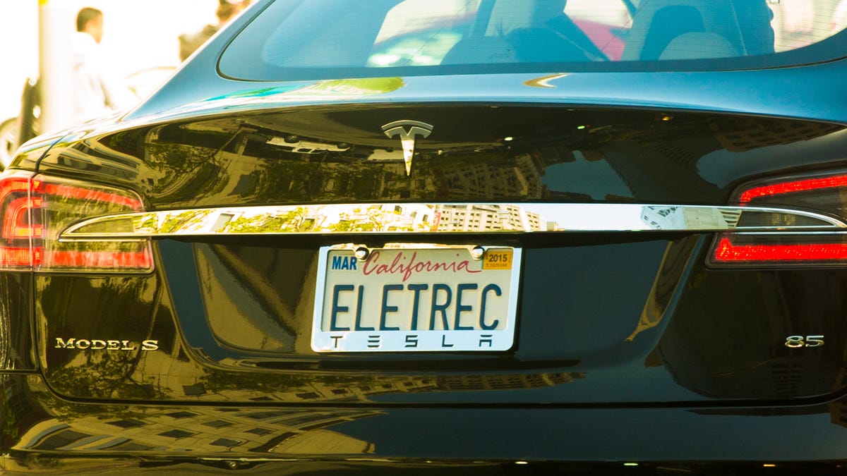 The back of a Tesla with a license plate that says "ELETREC"