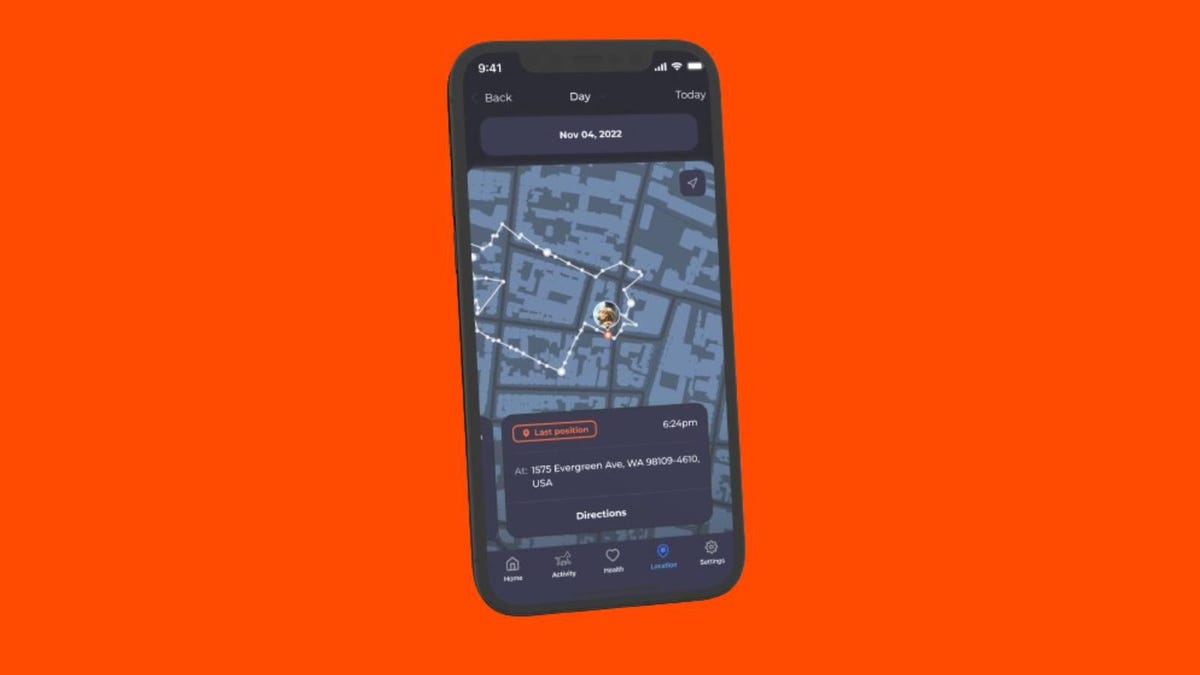 Aplikasi Invoxia Smart Dog Collar di ponsel dengan latar belakang oranye