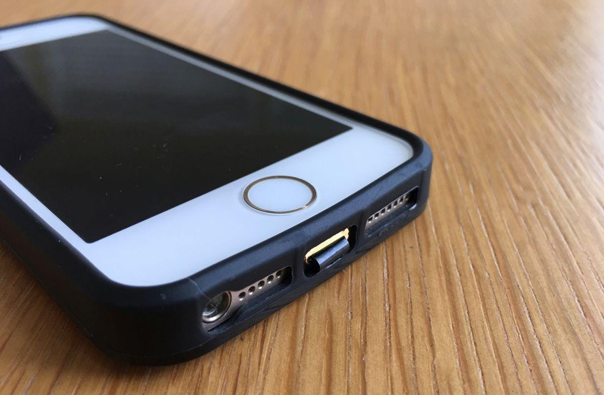 wireless-charging-iphone-5s-in-case-close-up-of-connector