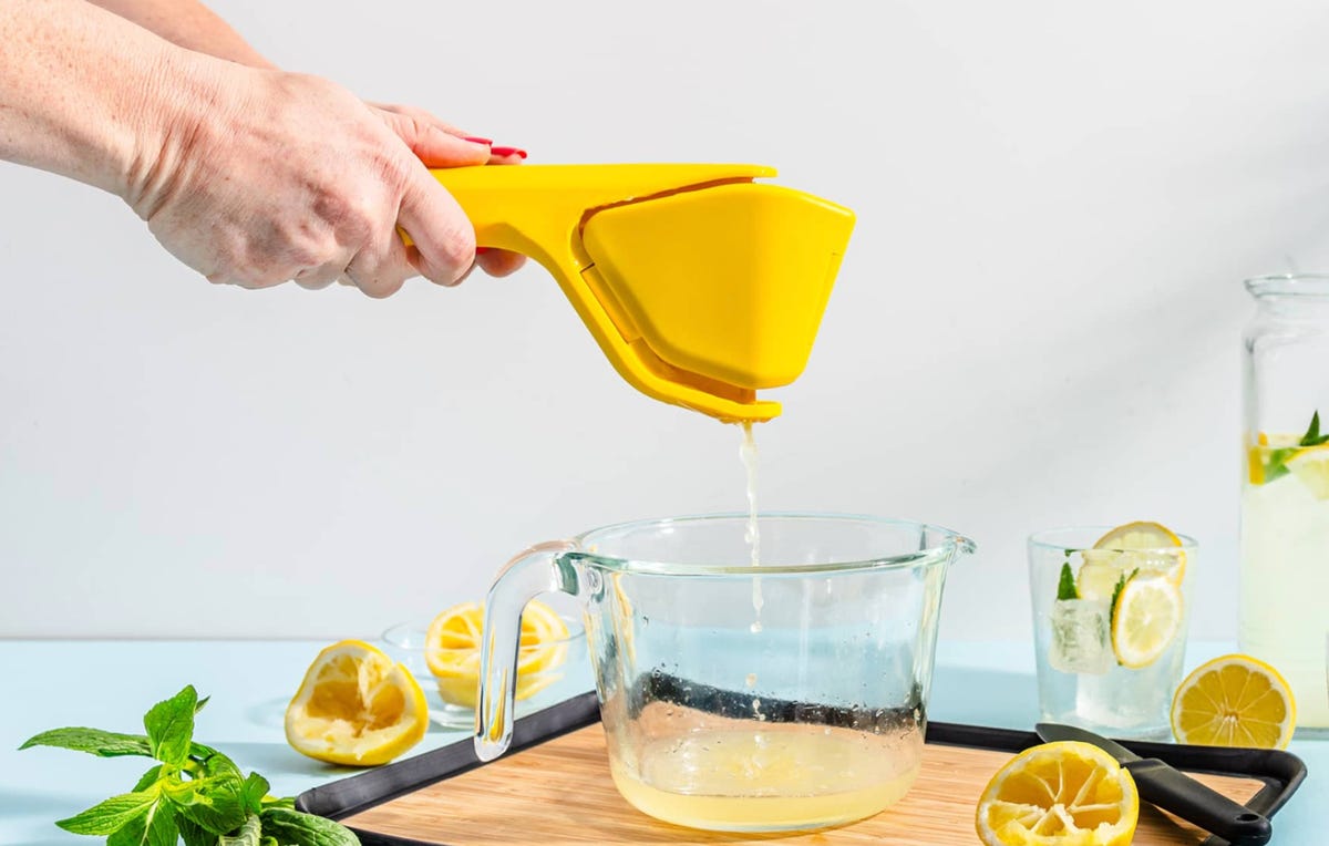 fluicer juicing lemon into bowl