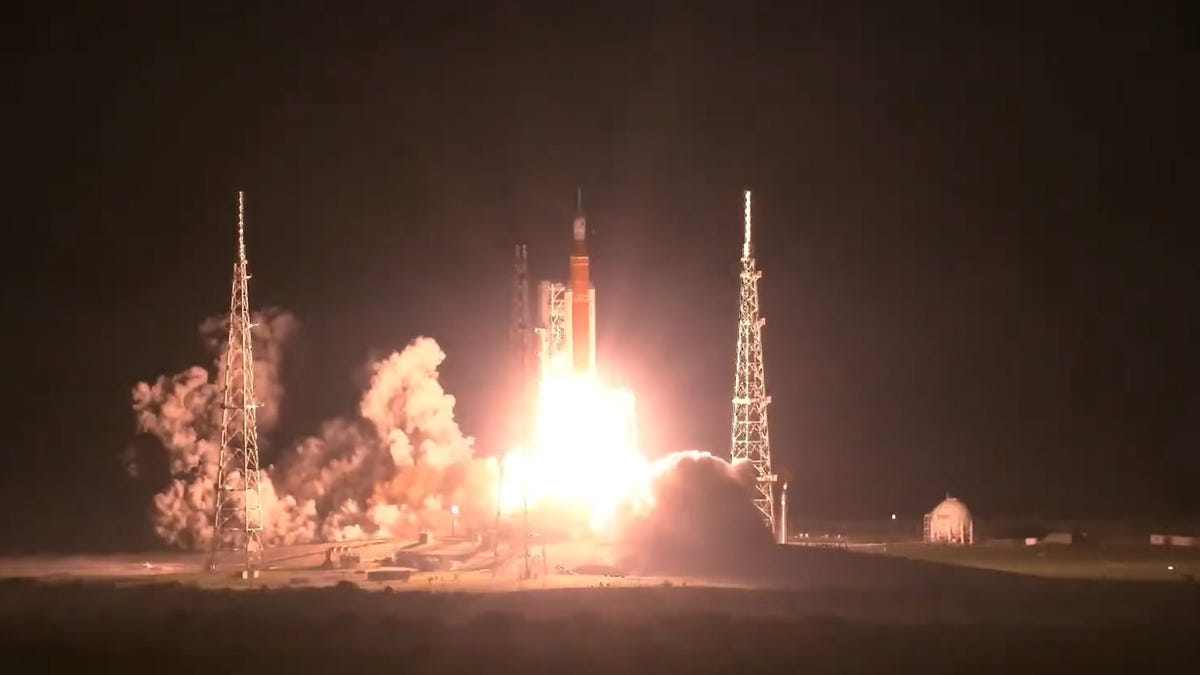 NASA Launches Artemis 1 Rocket to the Moon - Video