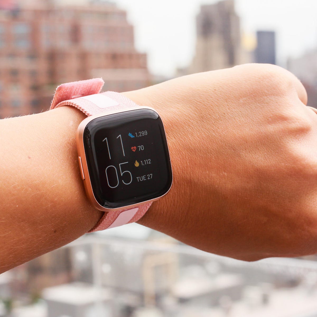 Versa review: A $200 smartwatch and fitness tracker with a battery won't quit - CNET