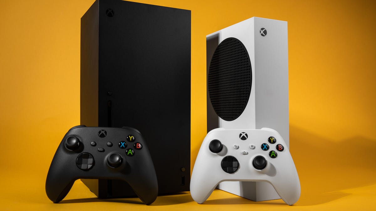 Seria Xbox X în negru și seria S în alb cu controlerele respective