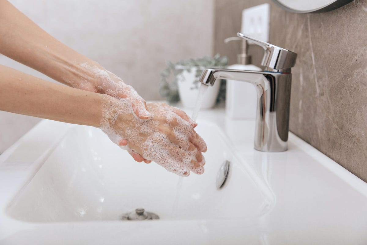 Mycie rąk pod kranem z bieżącą wodą.