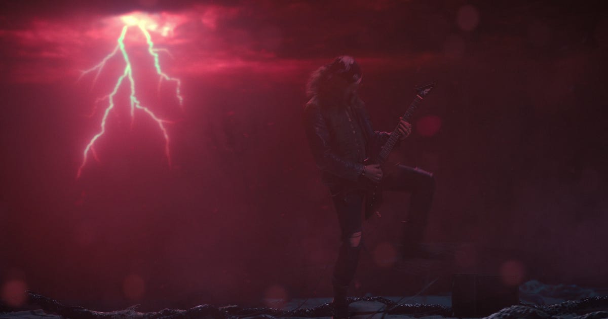 ‘Stranger Issues 4’: veja o ator de Eddie Munson ensaiando solo de guitarra do Metallica