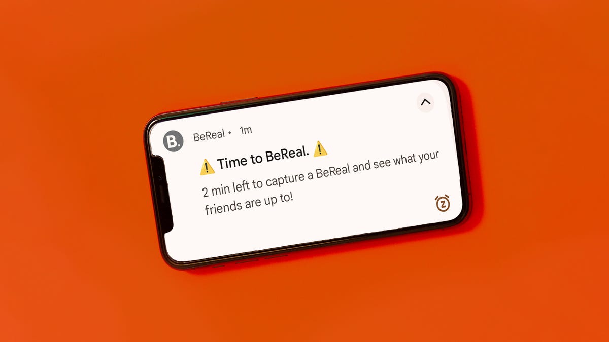 Phone with 2 minute notification from BeReal app
