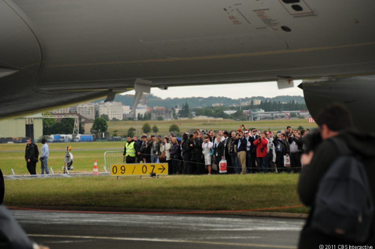 Crowd_waits_for_A380.jpg