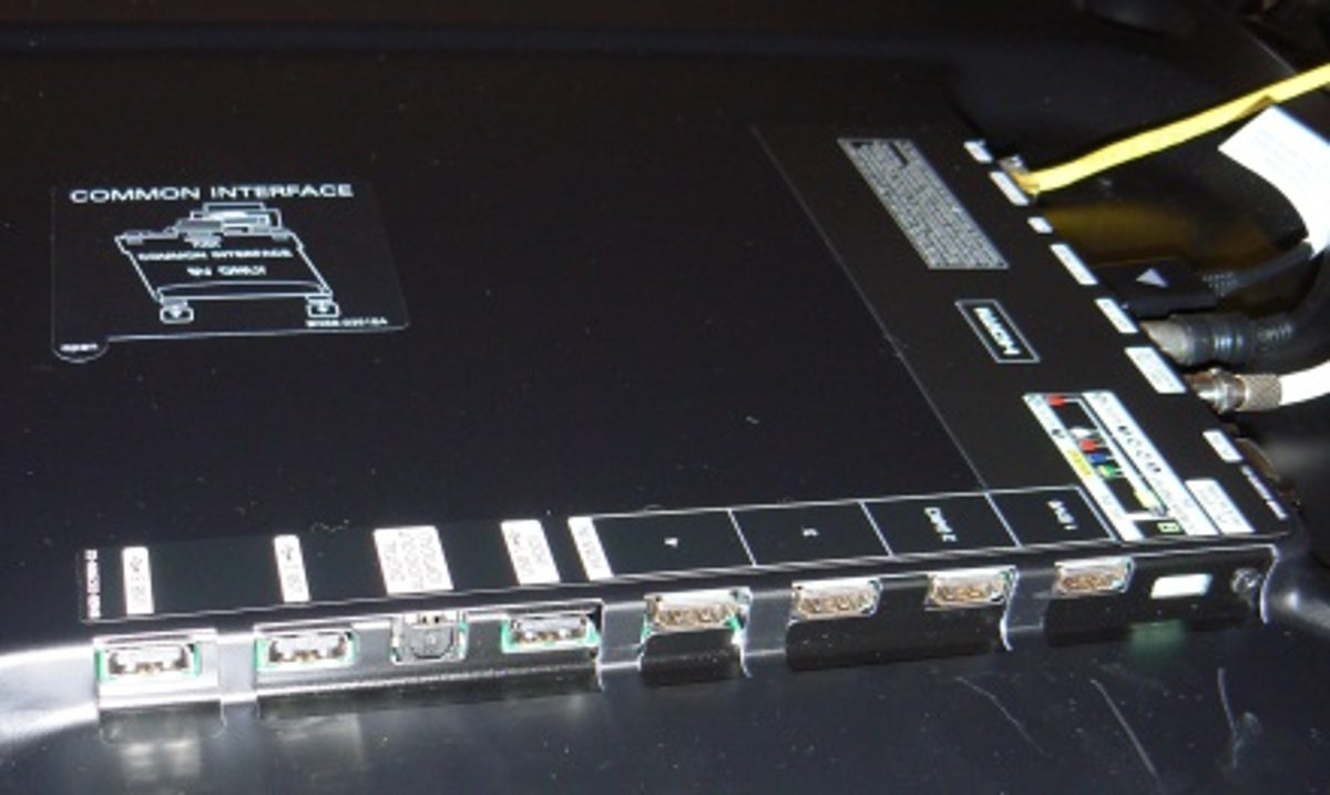 Samsung UE60D8000 ports