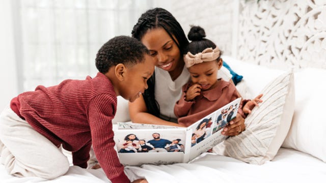 Een gezin bladert door een fotoboek