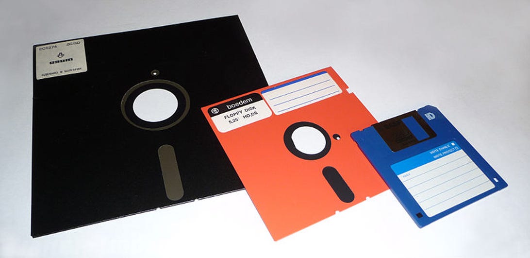 800px-Floppy_disk_2009_G1.jpg
