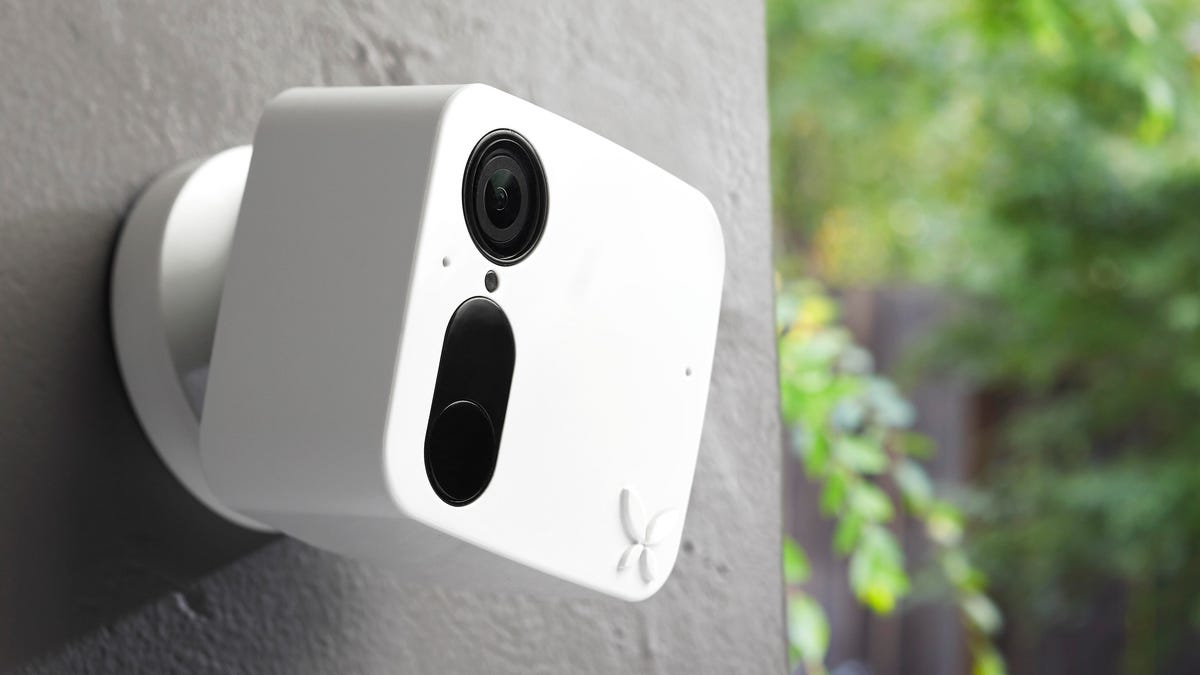 ooma-smart-cam-mounted-outdoors