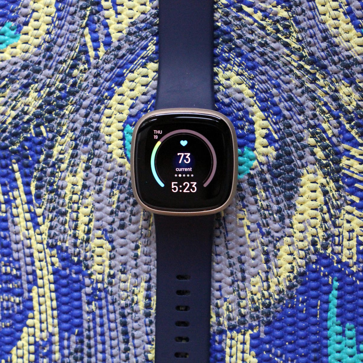 Fitbit Versa 3 review: A smartwatch that over delivers on health features -  CNET