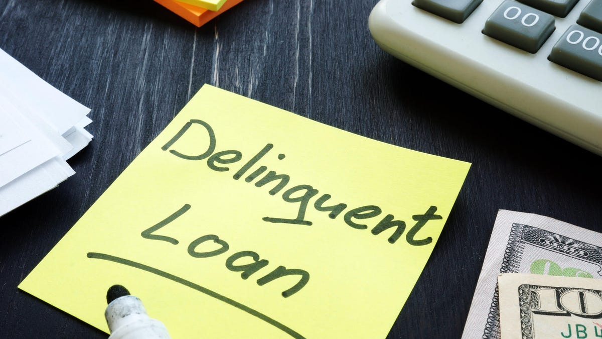 Post-it that says "delinquent loan"