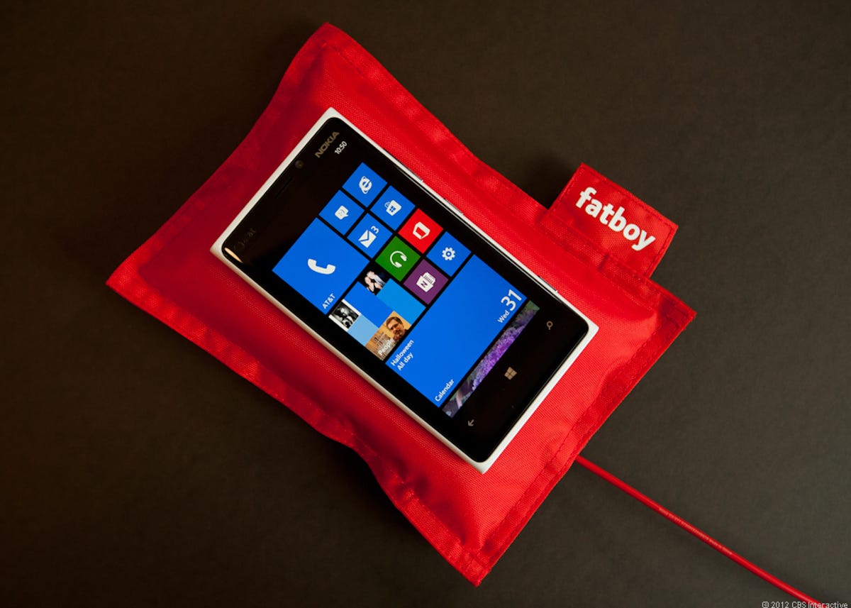 Nokia Lumia 920 on Fatboy charging accessory