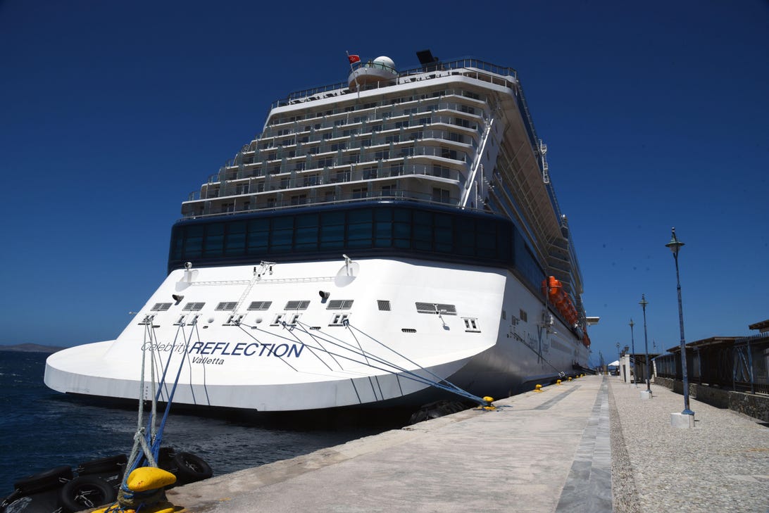 cruise-ship-at-mykonos