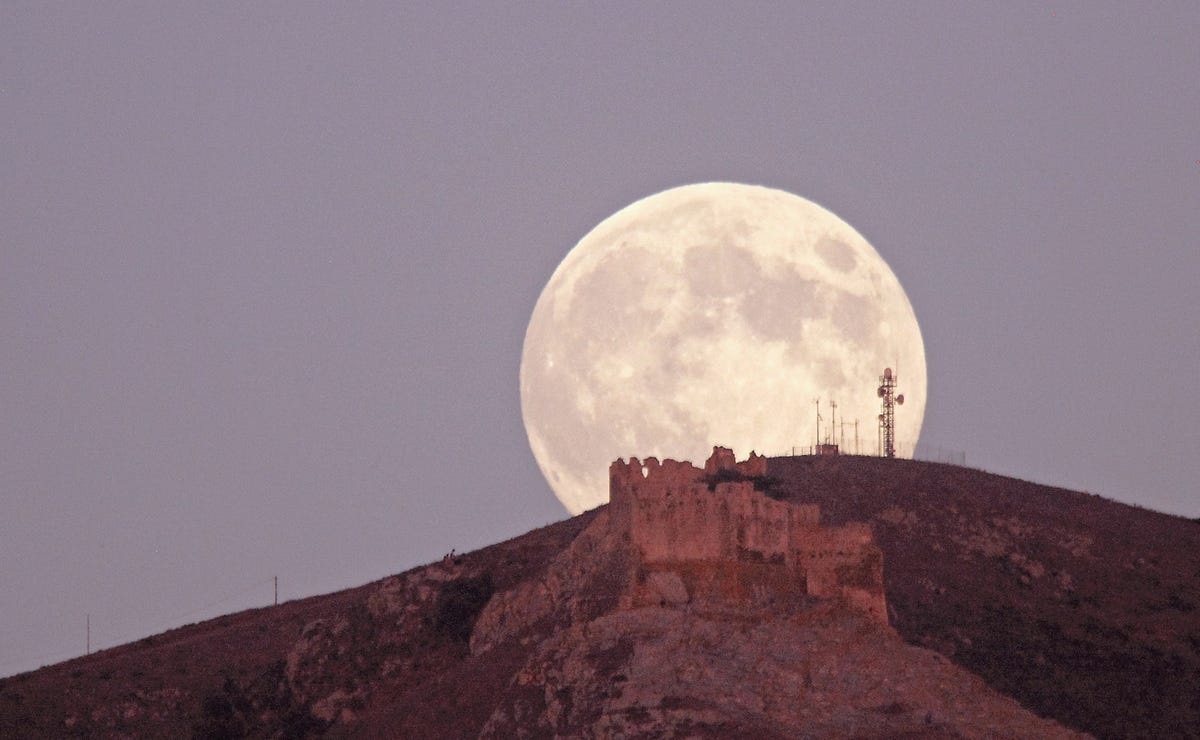 Blue_Moon_over_the_Volterraio_Castle.jpg