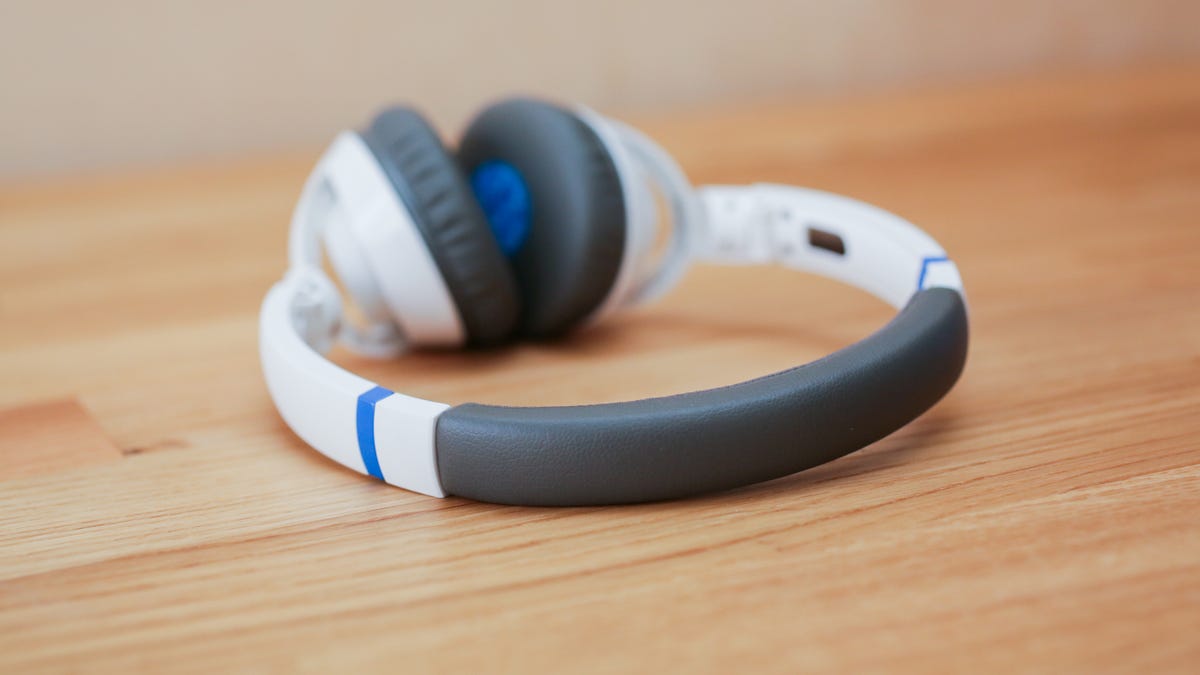 08bose-soundtrue-on-ear-headphones-product-photos.jpg