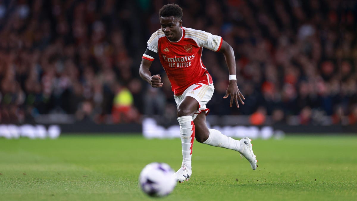 Bukayo Saka of Arsenal running with the ball at his left foot.