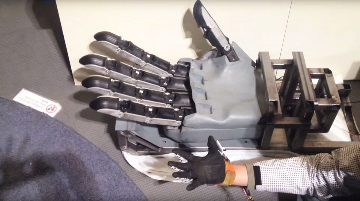cnet-fighting-robot-kuratas-hand.jpg