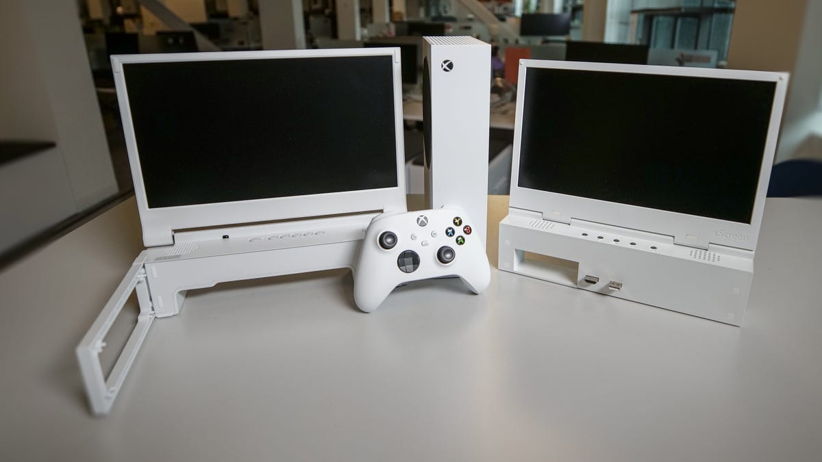 xScreen on the left and Depgi on either side of the Xbox Series S with a matching controller, all on a white table and an office in the background.