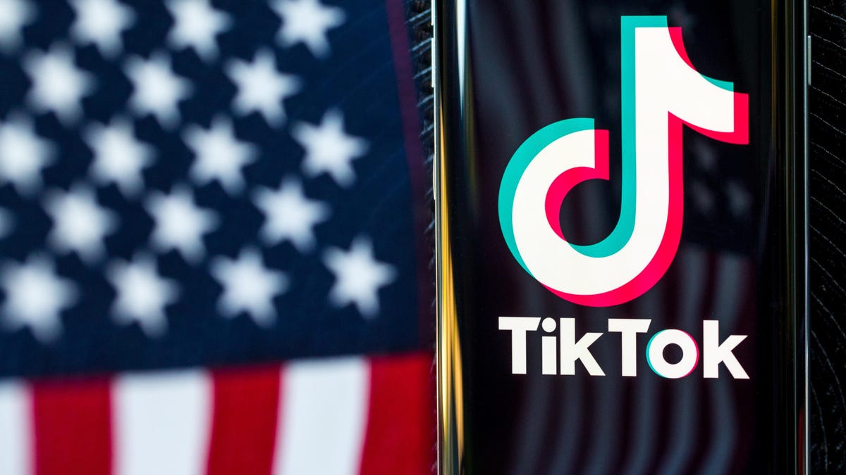 tiktok-logo-phone-app-united-states-flag-reflection-5286