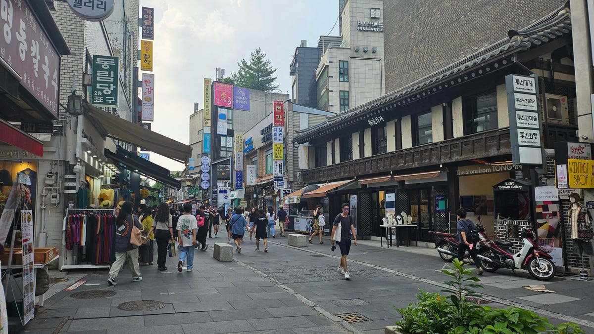 A photo taken in Seoul's Insa-dong district in South Korea taken on the Galaxy Z Flip 5.