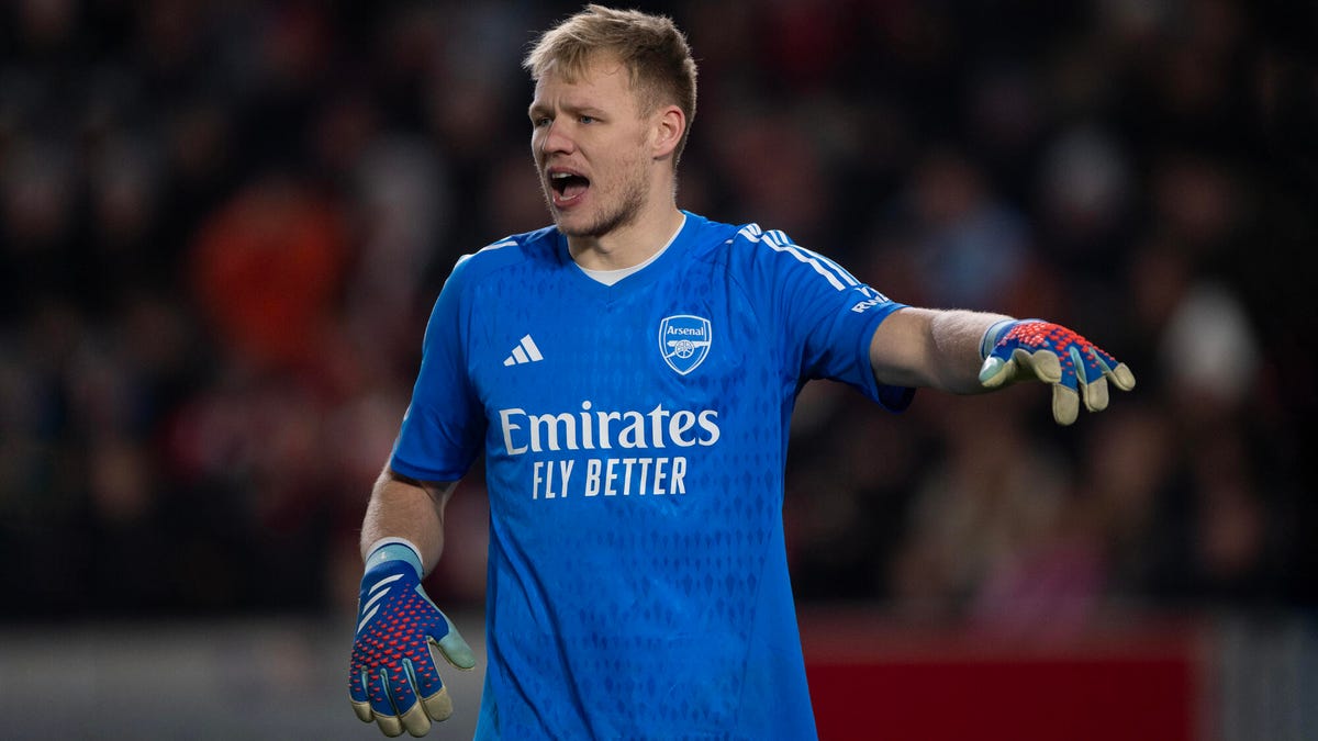 Arsenal goalkeeper Aaron Ramsdale shouting and pointing with his right hand.
