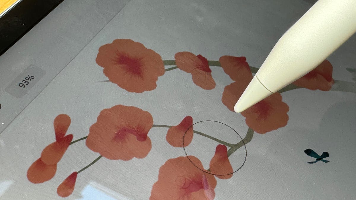 iPad Air y un Pencil Pro, primeros planos dibujando flores