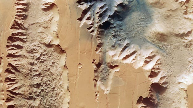 New Mars View Peers Into Largest Canyon in Our Solar System
