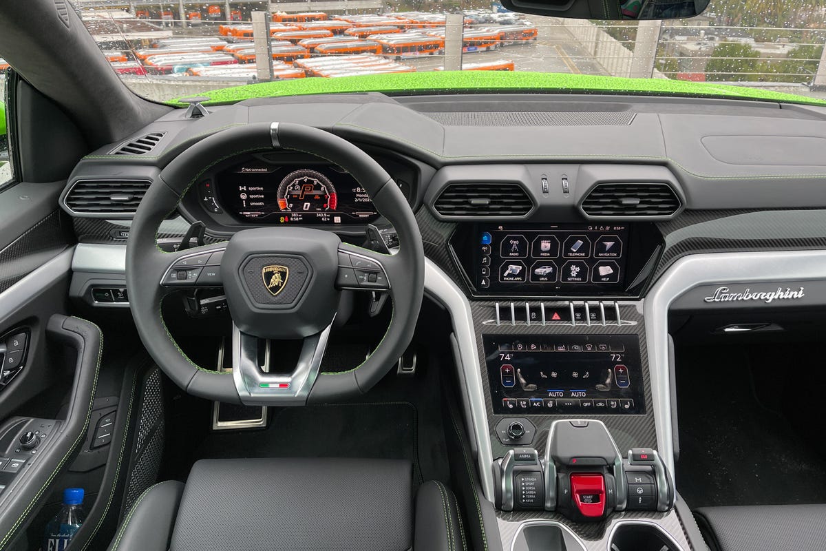 The 2021 Lamborghini Urus stands out even on a gloomy day - CNET