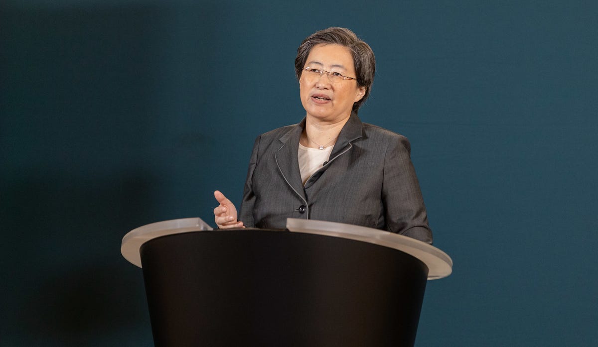 AMD CEO Lisa Su speakig behind a lectern in 2020