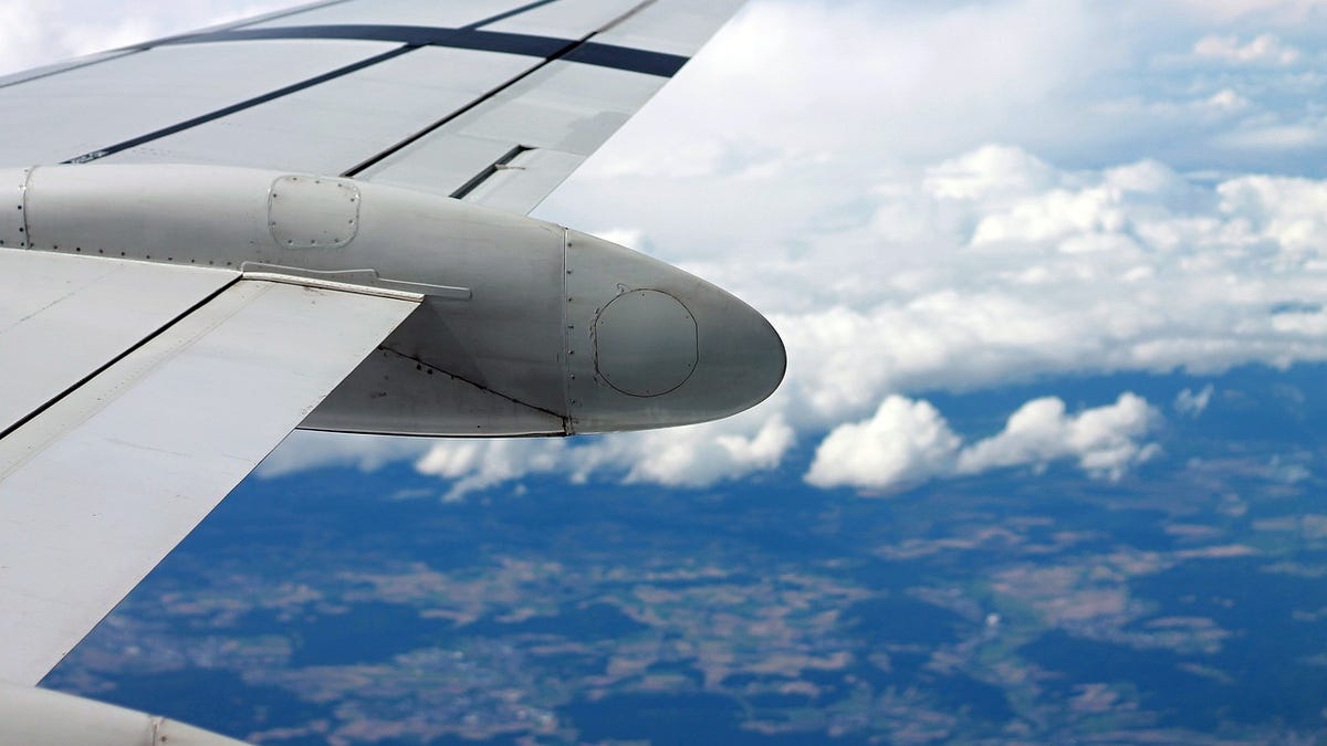airplane-wing.jpg