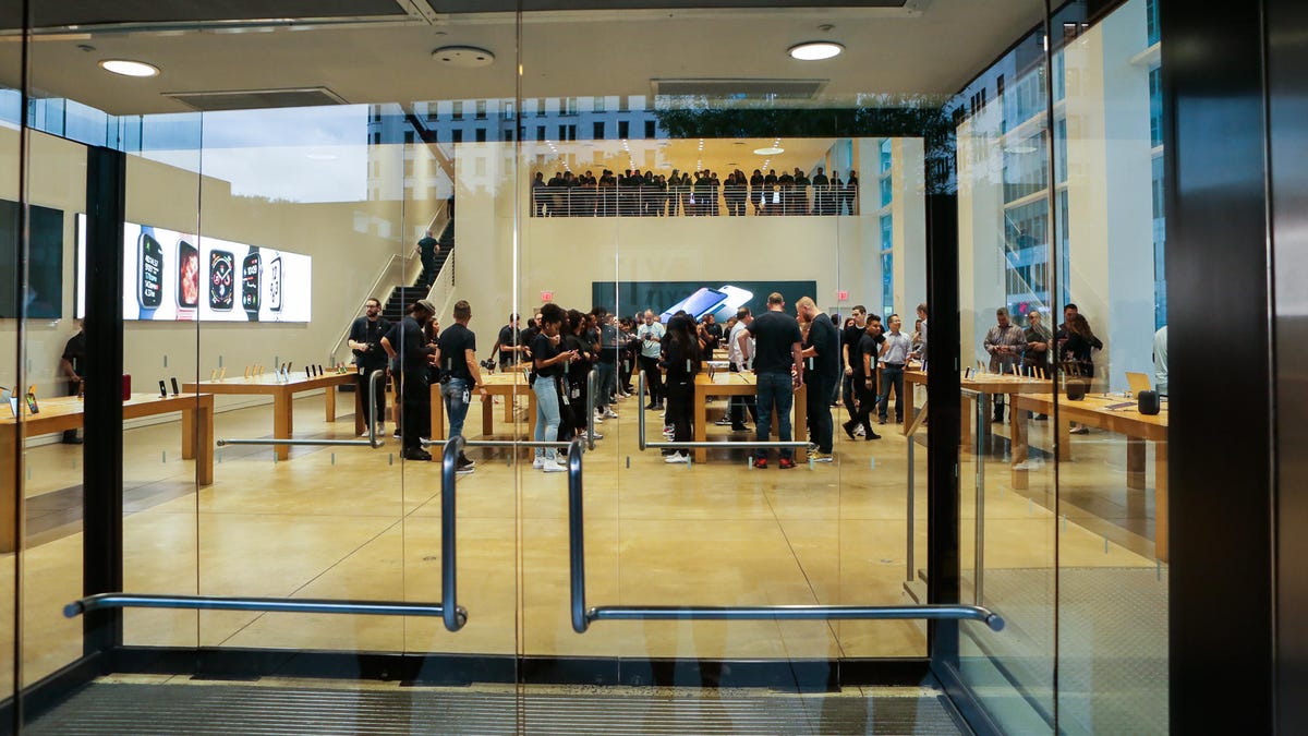 iPhone XS, XS Max and Apple Watch Series 4 go on sale at NYC flagship store