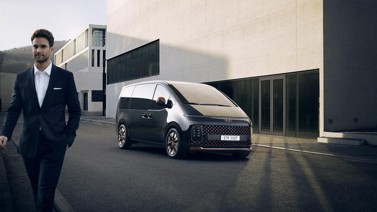 Hyundai Staria is the futuristic minivan of our dreams - CNET