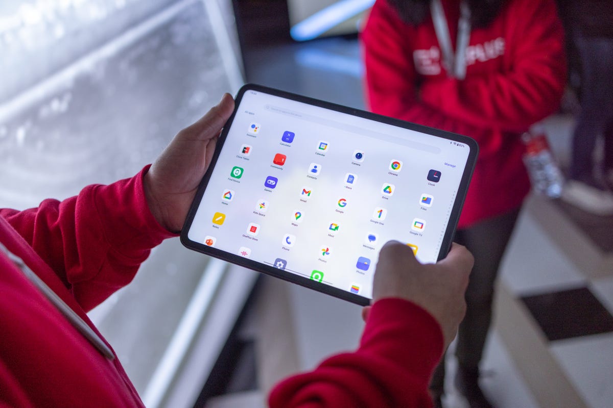 OnePlus Pad screen showing an array of apps