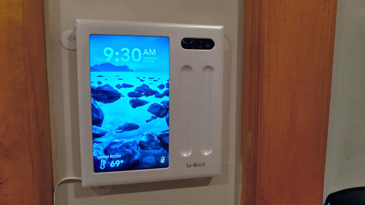 Panel de control Brilliant Smart Home (complemento) en modo protector de pantalla de fotos
