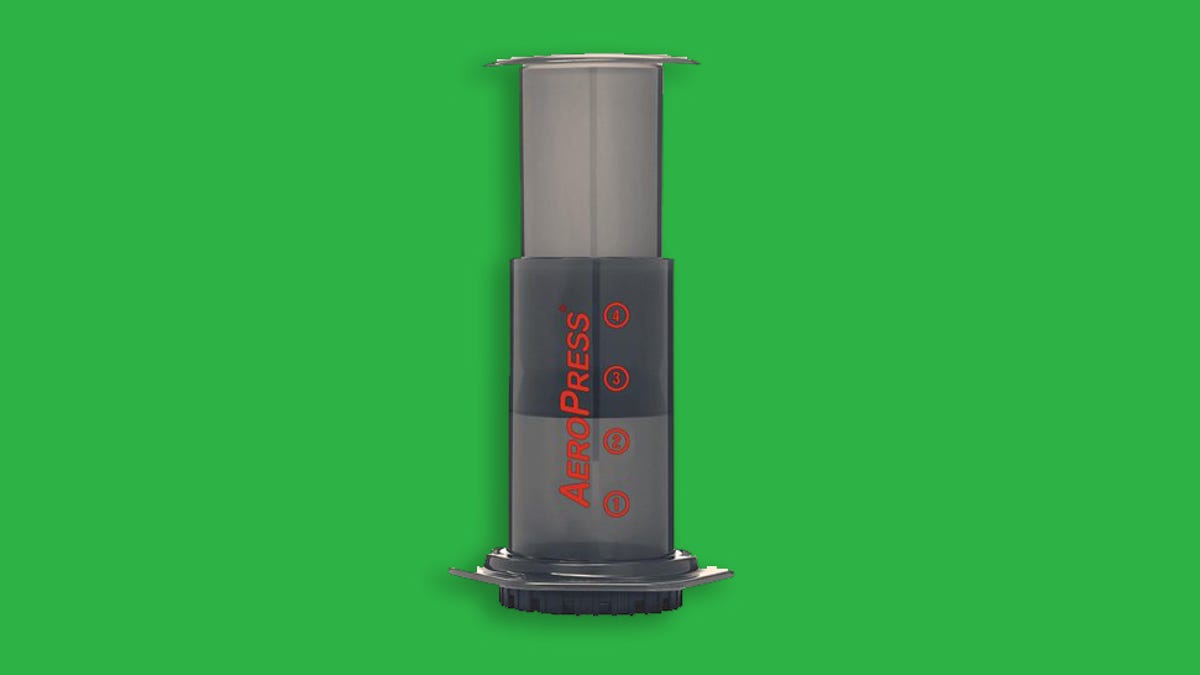 An AeroPress and accessories are displayed against a blue background.